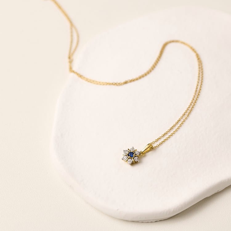 Elegantný prívesok v tvare kvetu so zafírom a prírodnými diamantmi Aarav 165458