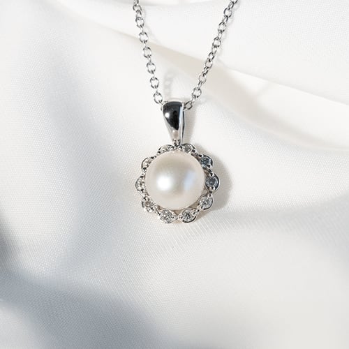 Strieborný halo prívesok s perlou a diamantmi Josephine