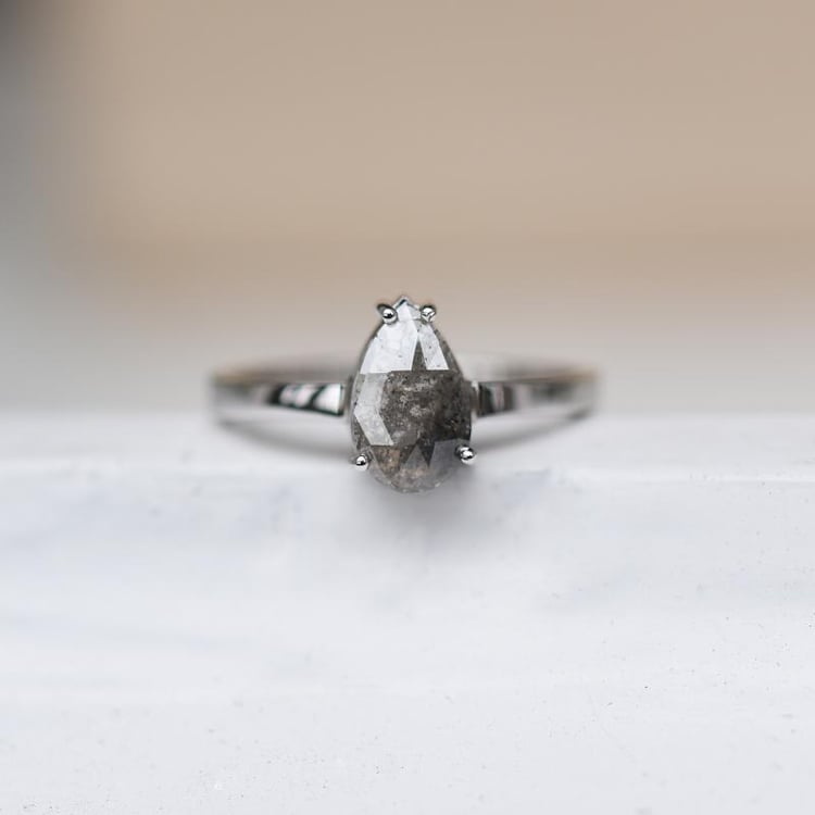 Zlatý prsteň s salt'n'pepper diamantom 48684