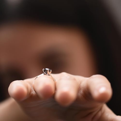 Zásnubný prsteň s čiernym diamantom Hariti