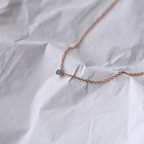 Minimalistický náhrdelník s modrým diamantom Vieny