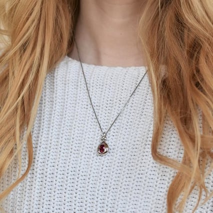 Strieborný prívesok v tvare ženy s rubínom Cascade