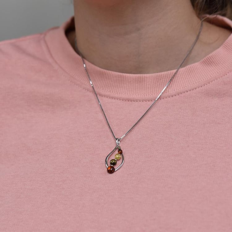 Prehliadka jantárov v striebornom náhrdelníku 24632