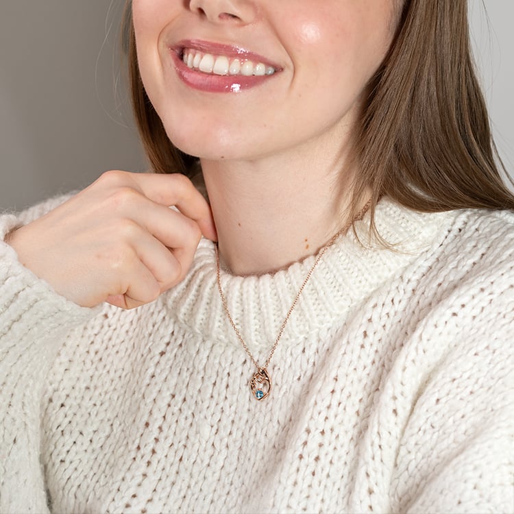 Strieborný prívěsok matka a dieťa s modrým topásom a diamantom Heli 151214