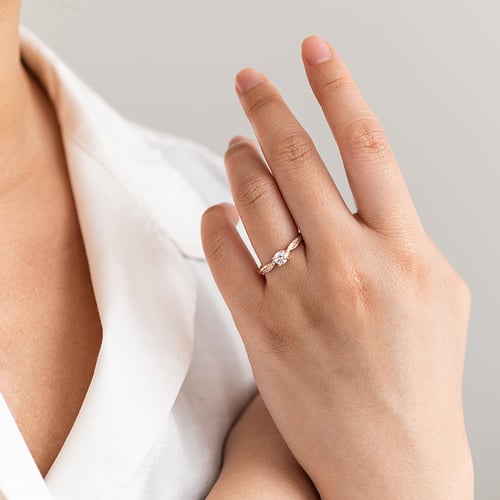 Zásnubný prepletaný prsteň s postrannými diamantmi Ljube