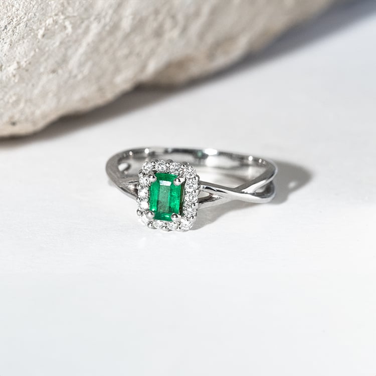 Jemný smaragdový prsteň s diamantmi Hadar 142405