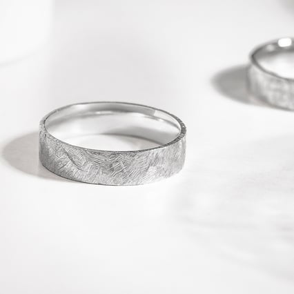 Netradičné platinové svadobné obrúčky s diamantmi Gera