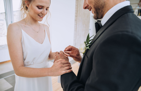 Čo vyryť na svadobné obrúčky? S naším sprievodcom budete mať jasno 