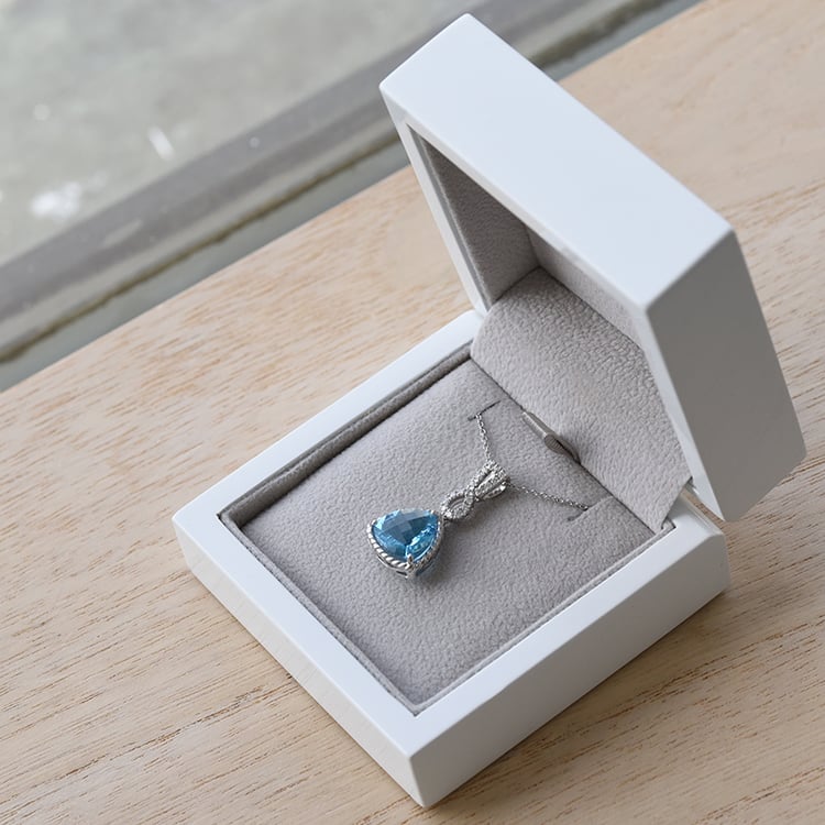 Prívesok so švajčiarskym topazom a vytvorenými diamanty 61347