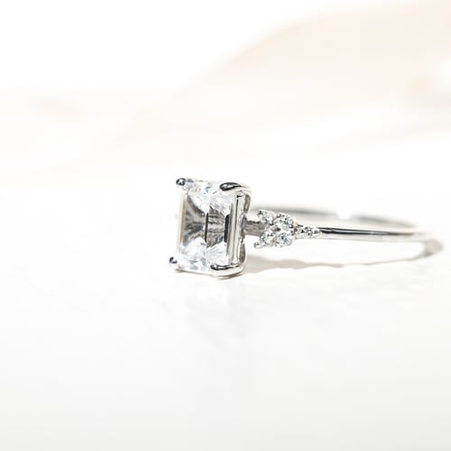 Zásnubný prsteň s emerald diamantom Sade