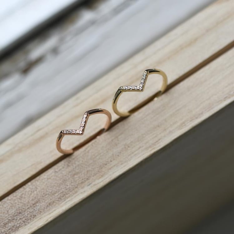 Elegantný zlatý vykrojený prsteň s diamantmi 49917