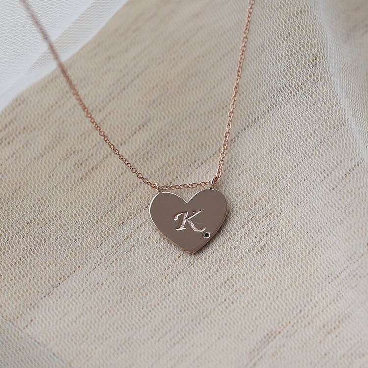 Zlaté srdce s gravírom písmená a čiernym diamantom 63563