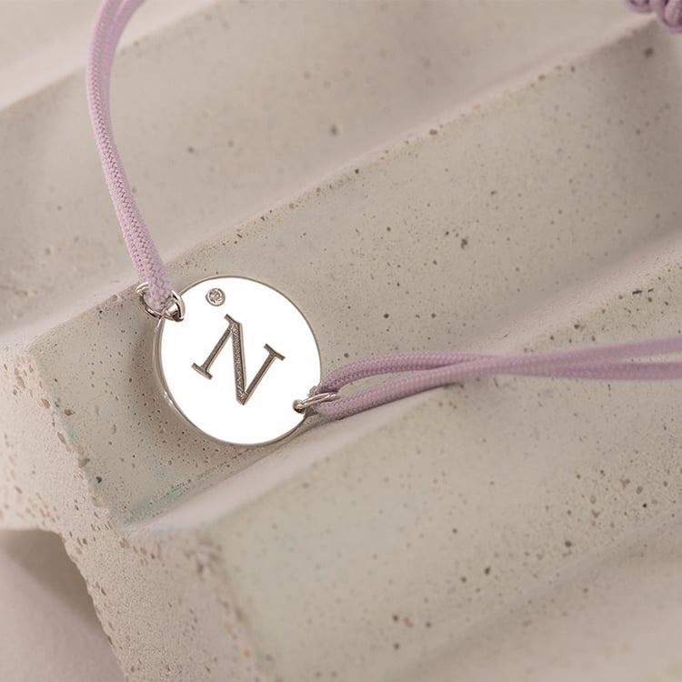 Strieborný náramok s diamantom a gravírom písmena Jonah 120134