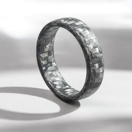Mierne zaoblený prsteň z karbónu Cortes