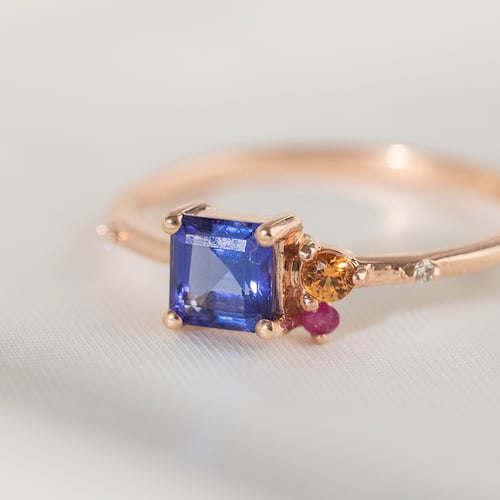 Cluster prsteň s asscher tanzanitom, padparadscha zafírom, rubínom a diamantom Esme