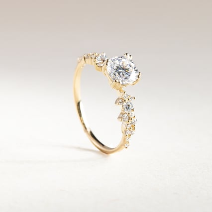 Romantický zásnubný prsteň s diamantmi Tora