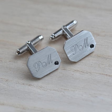Strieborné manžetové gombíky s gravírom a čiernymi diamantmi Grus