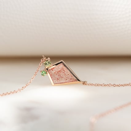 Náhrdelník s jahodovým achátom, olivínom a tsavorit granátom Luca