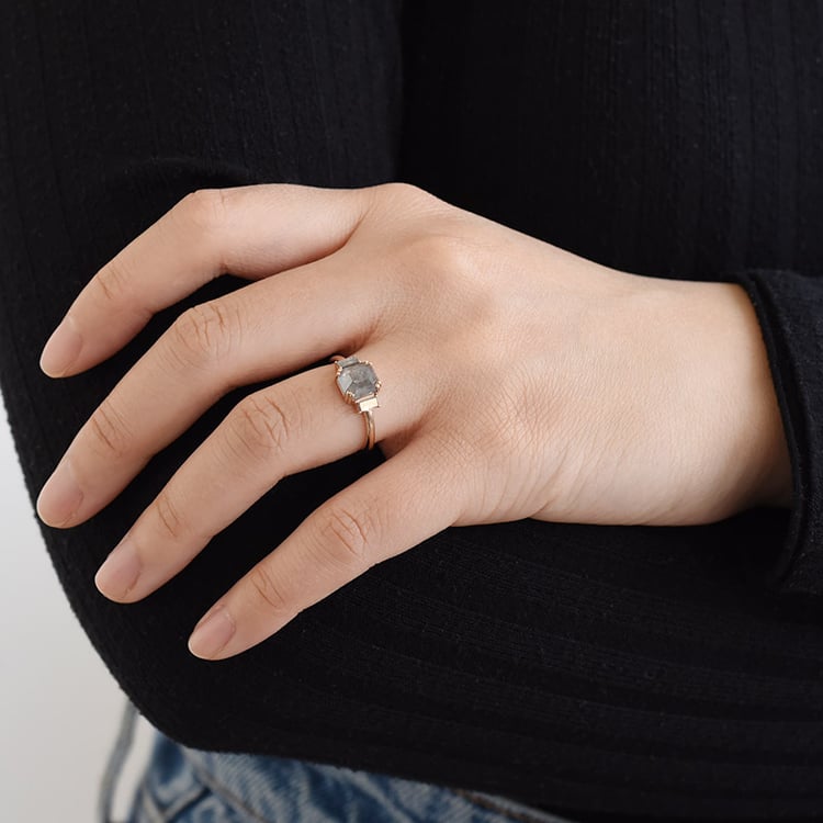 Zlatý prsteň s hexagónom a bagetou salt and pepper diamanty 96388