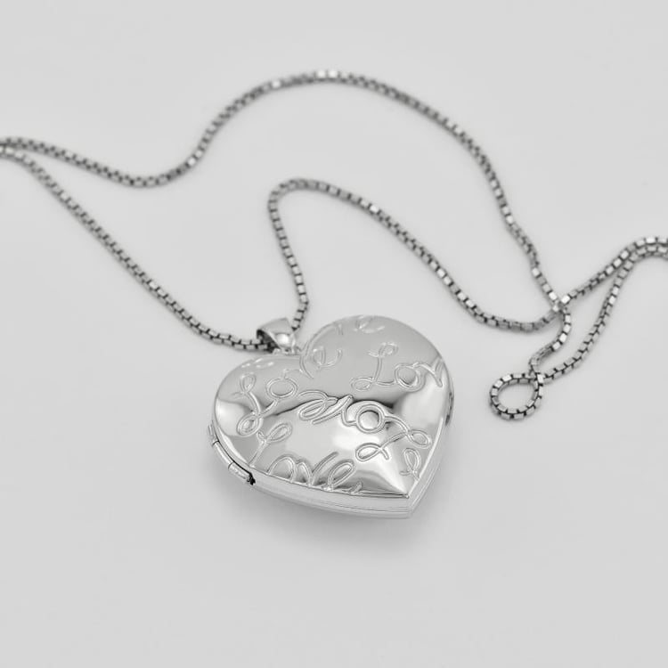 Strieborný srdiečkový medailón s Love gravírom 39605