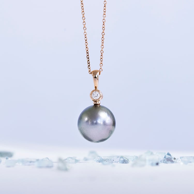 Prívesok so sivou perlou a diamantom Mia 110237