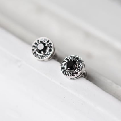 Zlaté napichovačky s čiernymi diamantmi Blair