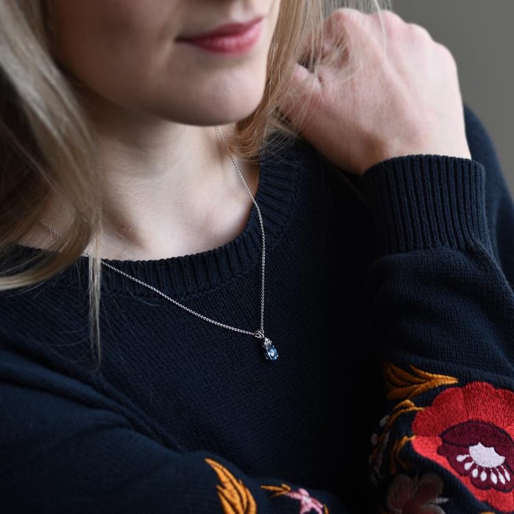 Oválny topás v zlatom náhrdelníku s diamantmi 51472