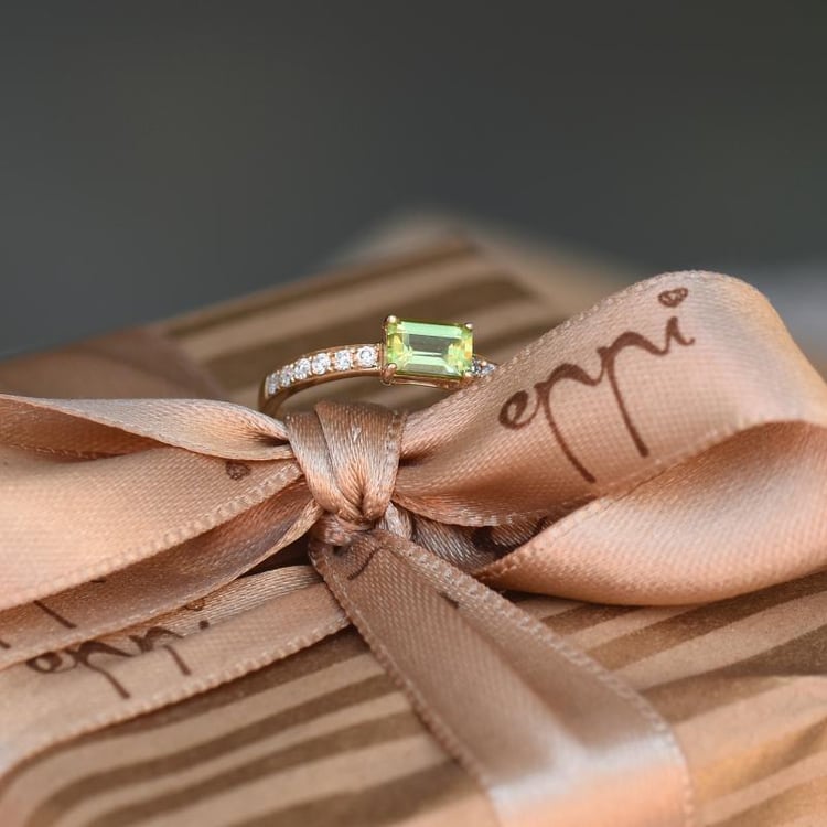 Zásnubný dámsky prsteň s olivínom a moissanitmi 48792