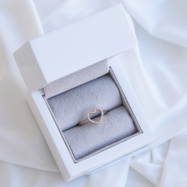 Prsten v tvare srdca s diamantmi 84806