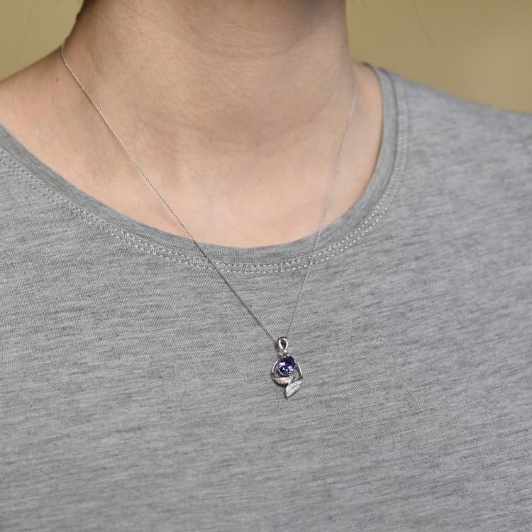 Náhrdelník z bieleho zlata s tanzanitom 6162