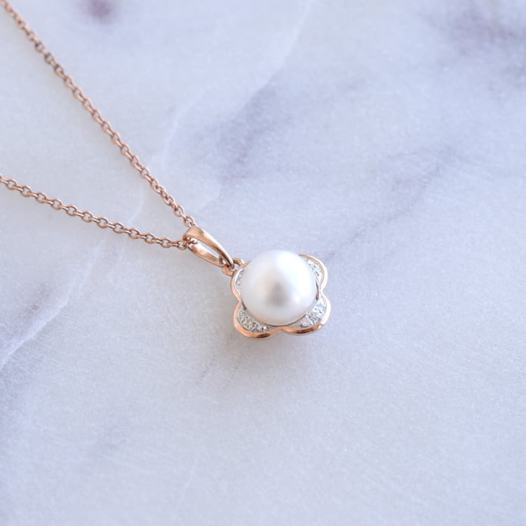 Zlatý prívesok s perlou a diamanty v tvare kvetiny 87413