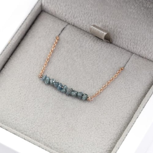 Zlatý choker s modrými nebrúsenými diamantmi Samante