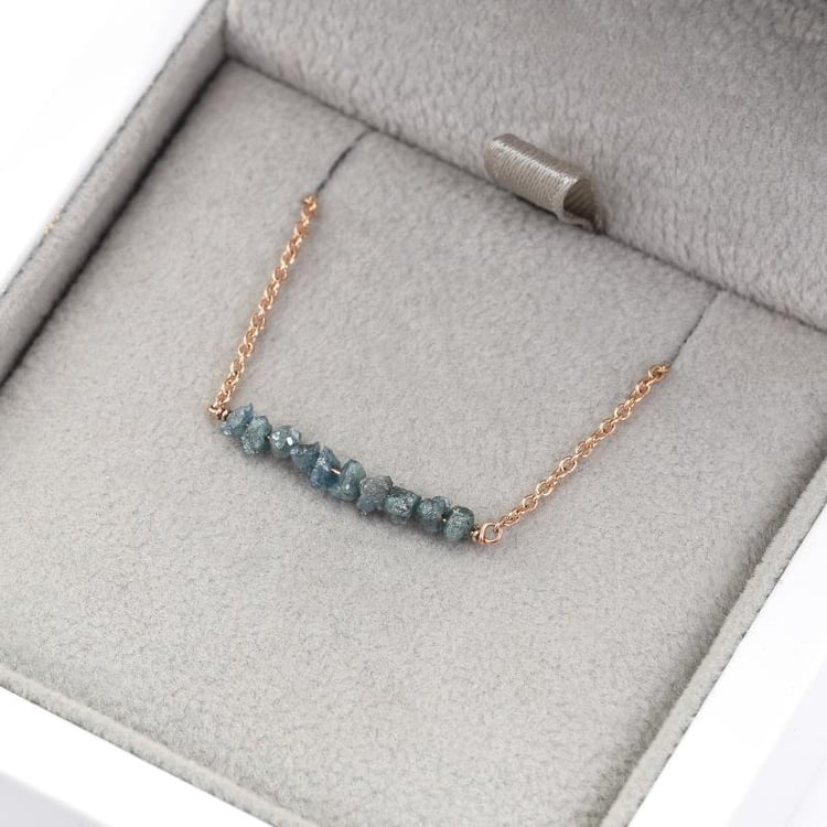  Zlatý choker s modrými diamantmi 51602