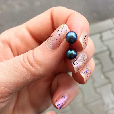 Čierne perly v náušniciach 