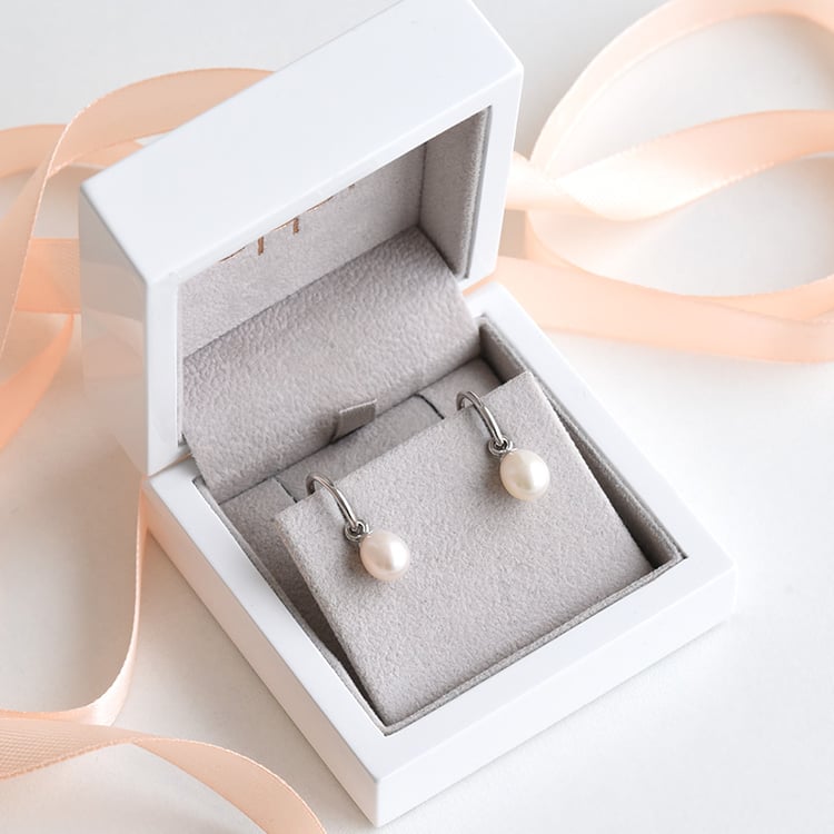 Strieborné náušnice s perlou 78018