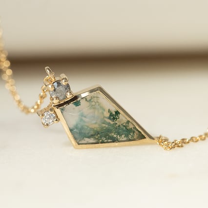 Náhrdelník s machovým achátom, diamantom a moissanitom Luca