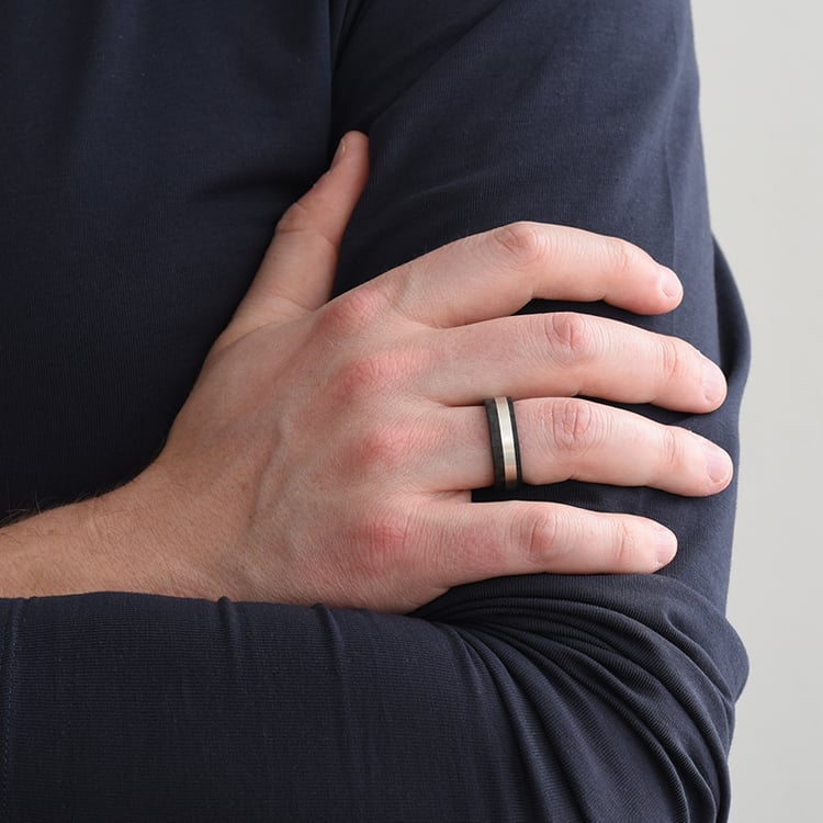 Plochý snubný prsteň z karbónu a striebra Elealen 166103