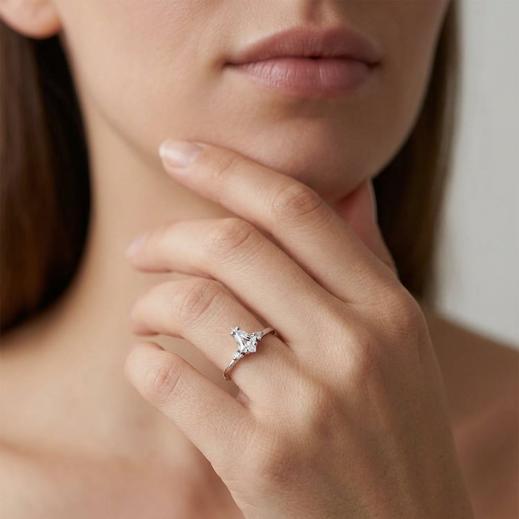 Cluster prsteň zo zlata s 0.41ct IGI certifikovaným lab-grown diamantom Isolde 171412