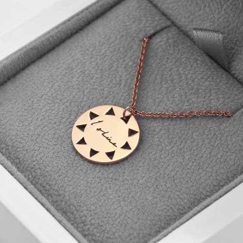 Pozlátený strieborný prívesok z kolekcie #ZaNormalniHolky s gravírom I shine