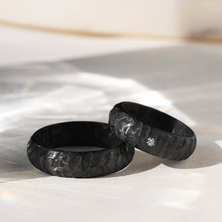 Karbónové snubné prstene s atypickým povrchom a diamantom Romilly 140217