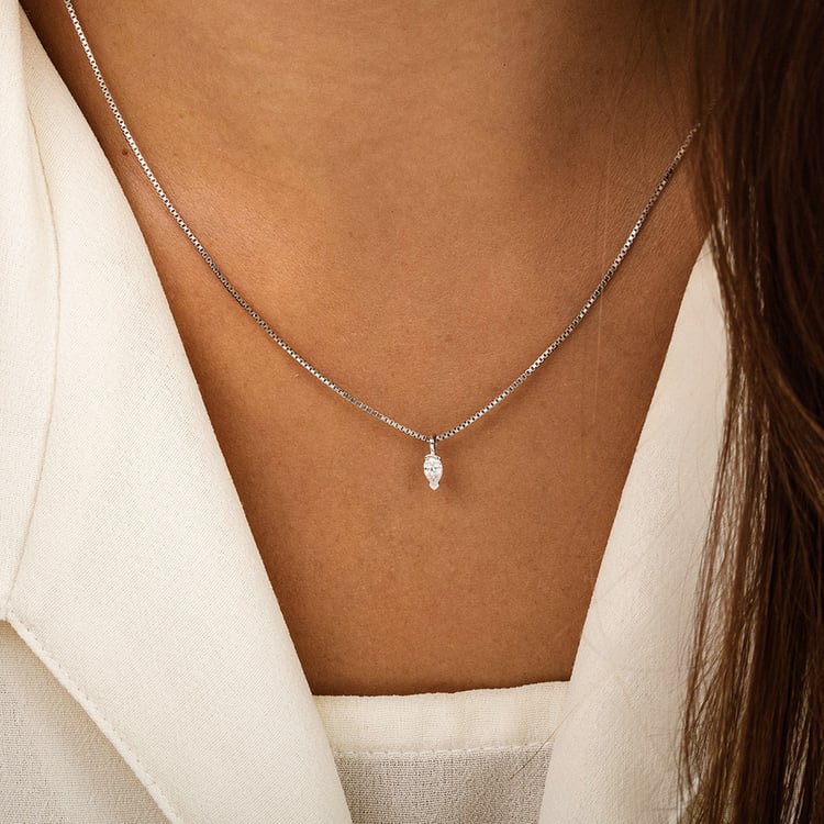 Minimalistický prívesok zo striebra s lab-grown diamantom v tvare pear Malena 163113