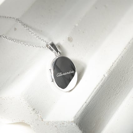 Oválny otvárací medailón zo striebra Mirela