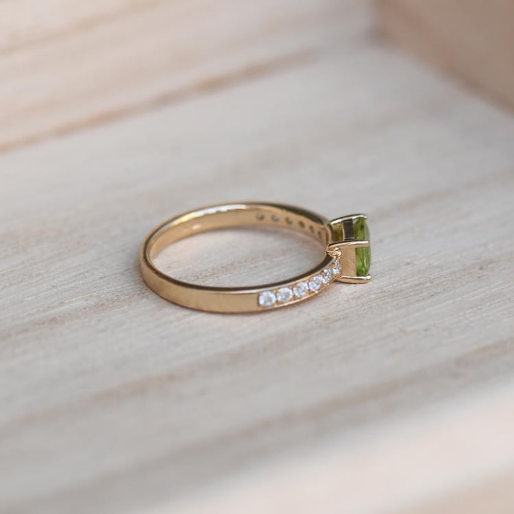Zlatý zásnubný prsteň s olivínom a moissanitmi 48791