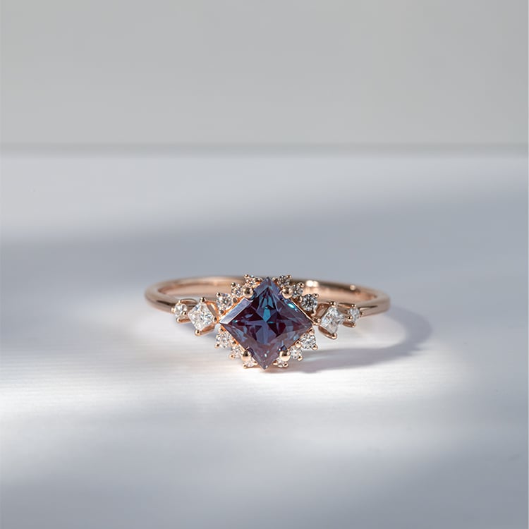 Zásnubný prsteň s princess alexandritom a moissanitmi Nairne 121224