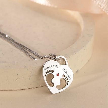 Strieborný prívesok detské nožičky s gravírom a drahokamom podľa výberu Sophia