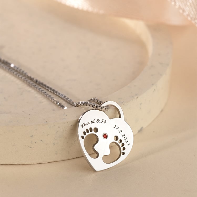 Strieborný prívesok detské nožičky s gravírom a drahokamom podľa výberu Sophia 120370