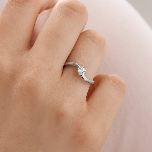Atypický zásnubný prsteň s diamantom Livia
