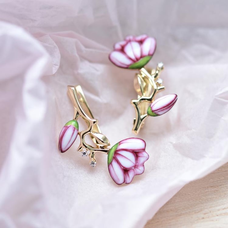 Zlaté kvetinové náušnice s enamelom 43365