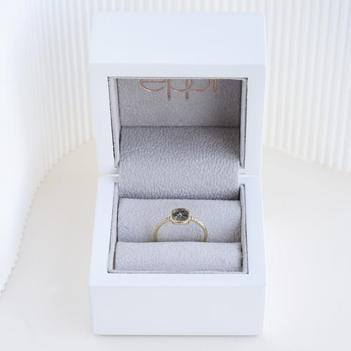 Prsteň s emerald salt and pepper diamantom a lab-grown diamantmi Miriam