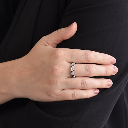Elegantný eternity prsteň so zafírmi a diamantmi Bettie